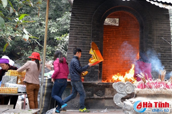 Bỏ ra tiền triệu để sắm lễ vàng mã dâng cúng, sau đó, “ném” vào lửa, gây tốn kém, lãng phí. Bỏ ra tiền triệu để sắm lễ vàng mã dâng cúng, sau đó, “ném” vào lửa, gây tốn kém, lãng phí.