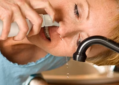 Không dùng nước muối sinh lý để rửa mũi hàng ngày ảnh 1