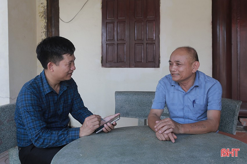 Ông Phan Công Đính chia sẻ những kỷ niệm trong 20 năm làm công tác huấn luyện bóng chuyền huyện nhà với phóng viên Báo Hà Tĩnh. bqbht_br_a3.jpg