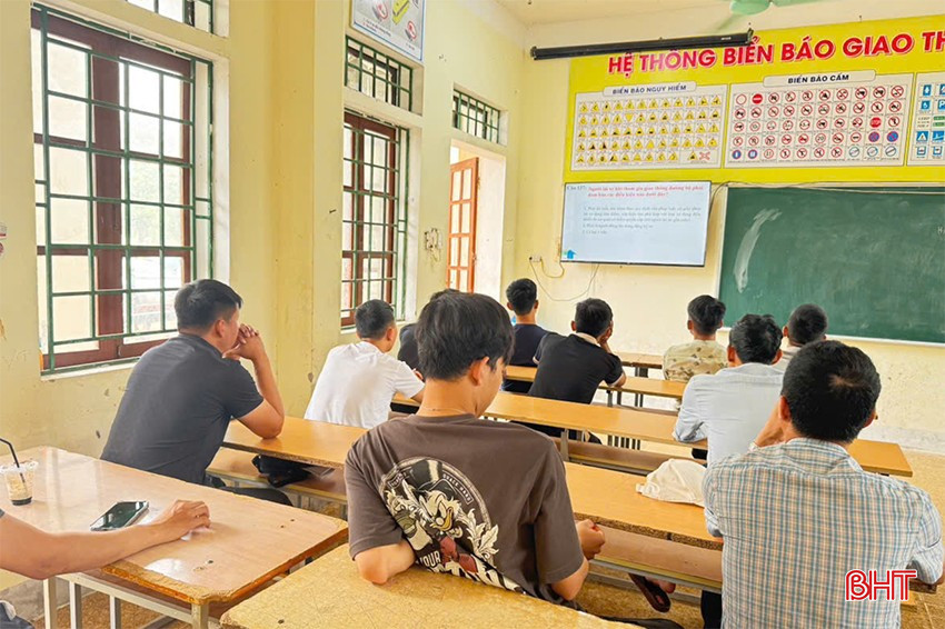 Các cơ sở đào tạo, sát hạch ở Hà Tĩnh chủ động chuẩn bị máy móc, trang thiết bị, bộ cài đặt để sẵn sàng áp dụng bộ câu hỏi mới. bqbht_br_thiet-ke-chua-co-ten.jpg