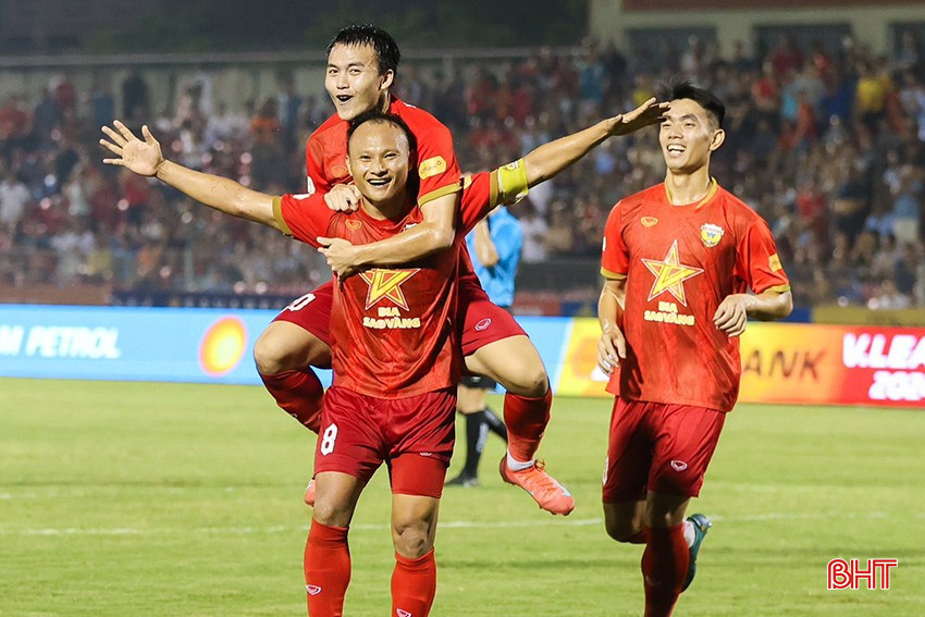 Trọng Hoàng ăn mừng bàn ấn định tỷ số 3-1 cho Hồng Lĩnh Hà Tĩnh trong trận tiếp đón Bình Dương ngày 3/5/2025. bqbht_br_cbh.jpg