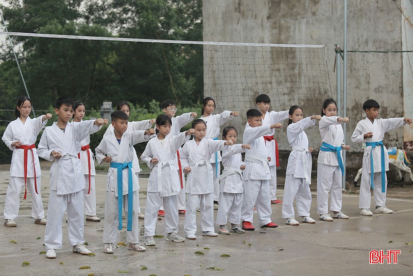 Lớp karate của Thu Hiền giúp trẻ em có cơ hội được rèn luyện sức khỏe, nâng cao thể chất. bqbht_br_a3.jpg