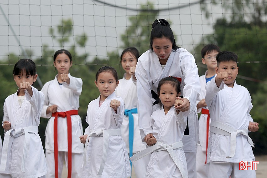 Sau giải nghệ, Thu Hiền trở về quê nhà dạy karate cho trẻ em. bqbht_br_a1.jpg