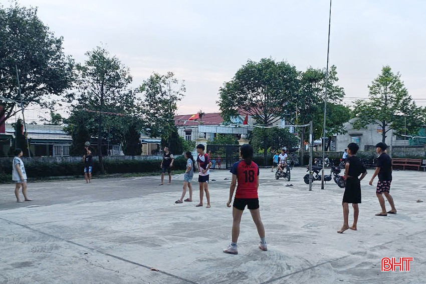 Mỗi buổi chiều, người dân huyện Kỳ Anh lại tập trung chơi bóng chuyền, rèn luyện sức khỏe. bqbht_br_a5l.jpg