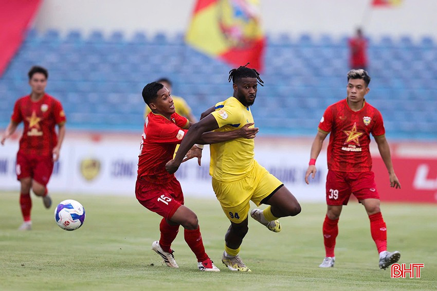 Quảng Nam (áo vàng) đánh bại Hồng Lĩnh Hà Tĩnh với tỷ số 2-0. bqbht_br_bh.jpg