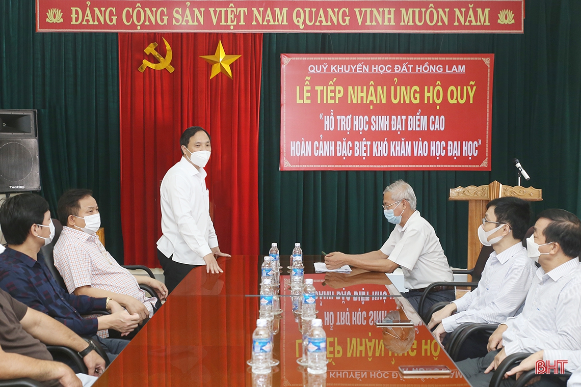 Hà Tĩnh tiếp nhận hơn 1 tỷ đồng ủng hộ Quỹ “Hỗ trợ học sinh đạt điểm cao, hoàn cảnh đặc biệt khó khăn vào học đại học”