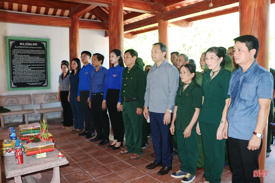 Bí thư Tỉnh ủy dâng hương tưởng niệm các anh hùng liệt sỹ