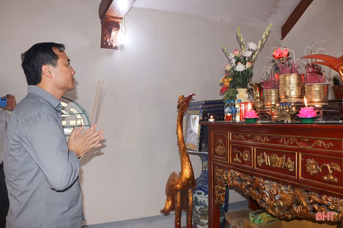 Bí thư Tỉnh ủy dâng hương tưởng niệm các anh hùng liệt sỹ