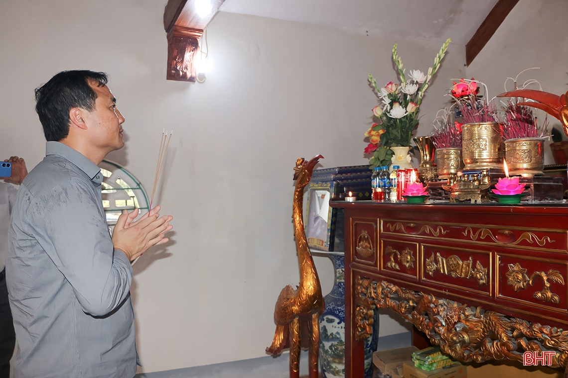 Bí thư Tỉnh ủy dâng hương tưởng niệm các anh hùng liệt sỹ