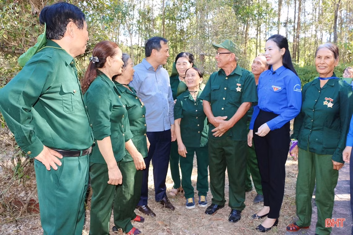 Bí thư Tỉnh ủy dâng hương tưởng niệm các anh hùng liệt sỹ