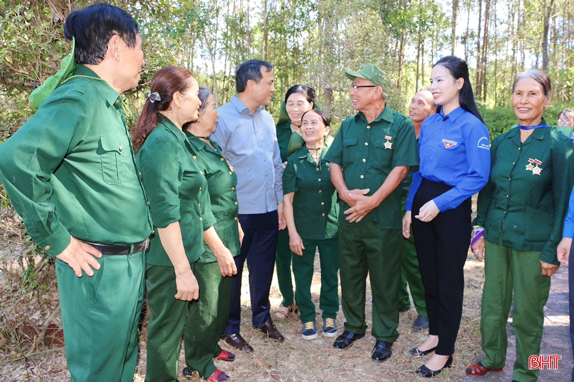 Bí thư Tỉnh ủy dâng hương tưởng niệm các anh hùng liệt sỹ