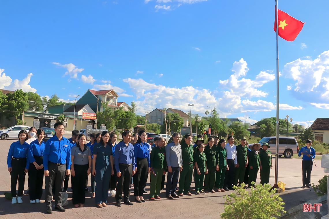 Bí thư Tỉnh ủy dâng hương tưởng niệm các anh hùng liệt sỹ