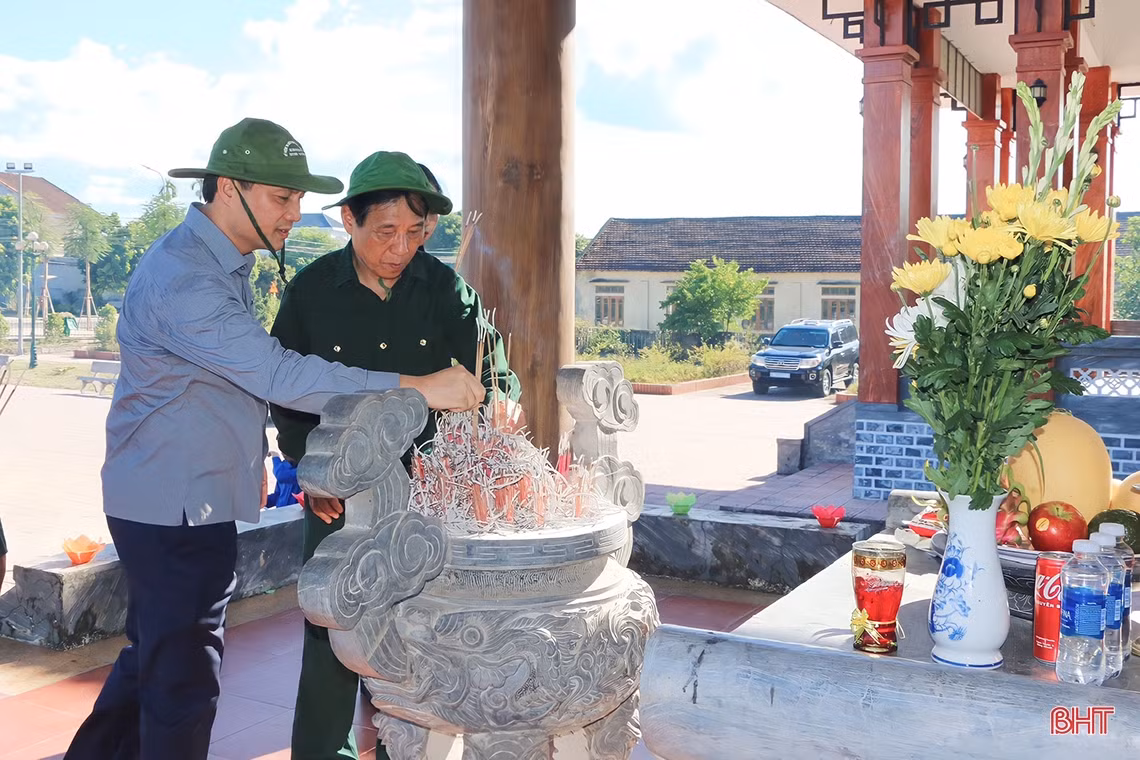 Bí thư Tỉnh ủy dâng hương tưởng niệm các anh hùng liệt sỹ