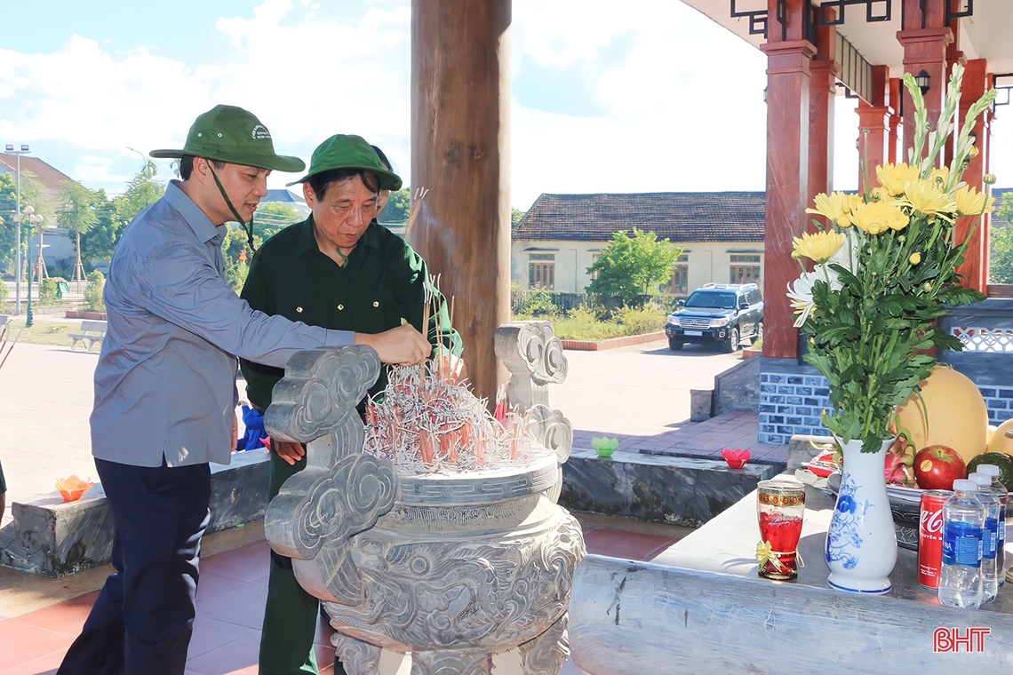 Bí thư Tỉnh ủy dâng hương tưởng niệm các anh hùng liệt sỹ