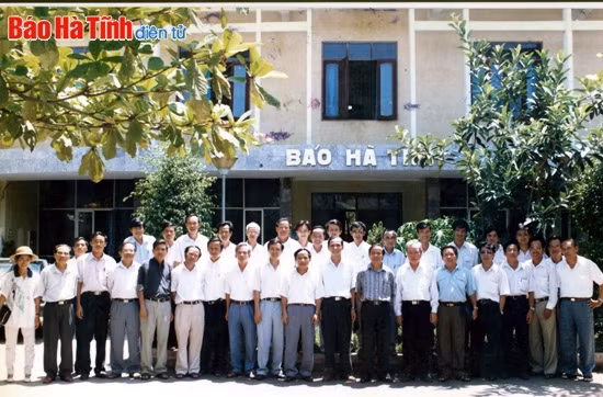 Nhớ về thế hệ nhà báo đầu tiên của Báo Hà Tĩnh ảnh 3