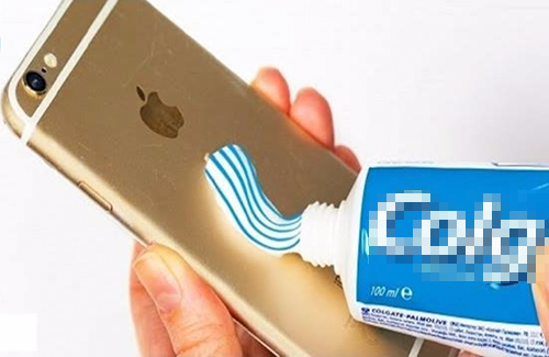 Kem đánh răng là chất liệu xóa vết xước điện thoại đơn giản và kinh tế nhất. bien smartphone cu thanh moi voi vai chuc nghin dong