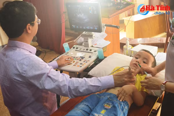 kham sang loc cho hon 1 500 tre em ha tinh bi tat bam sinh