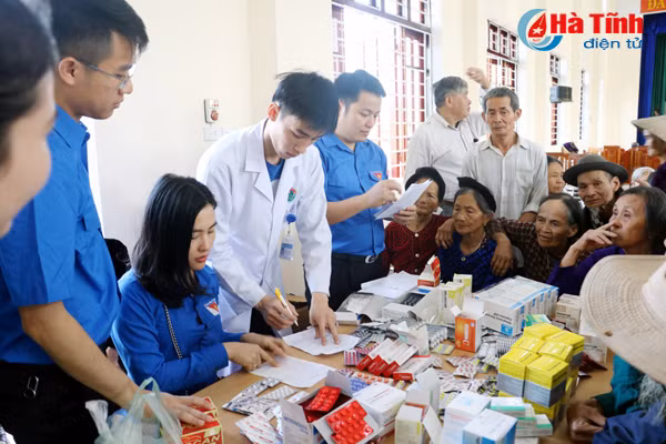 kham cap thuoc mien phi cho 500 nguoi dan thach ngoc