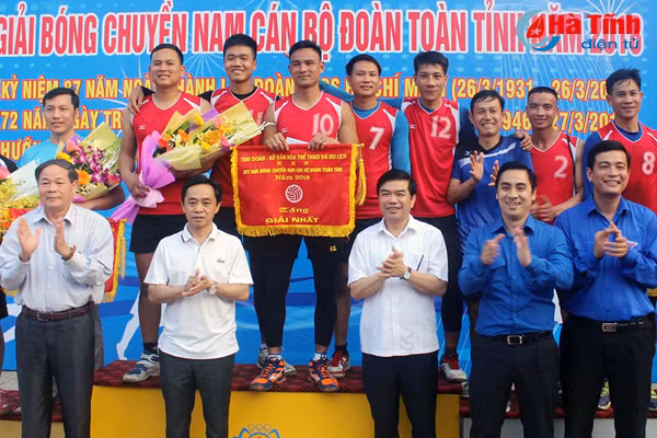 bo chqs tinh vo dich giai bong chuyen nam can bo doan ha tinh