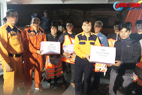 giai cuu 8 ngu dan tren tau ca gap nan o vung bien ha tinh