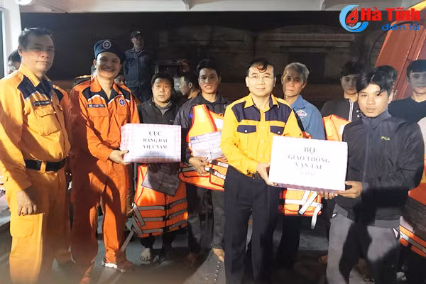 giai cuu 8 ngu dan tren tau ca gap nan o vung bien ha tinh