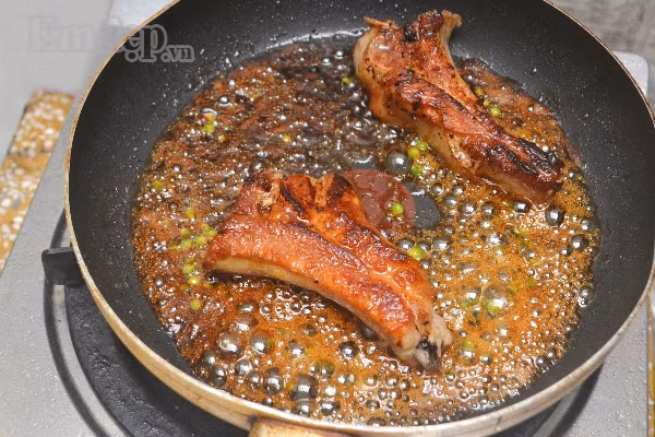 danh bay noi com voi mon suon non ap chao sot tieu xanh dam da kho cuong