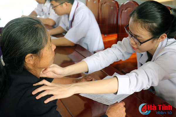 kham cap thuoc mien phi cho 500 nguoi dan thach ngoc