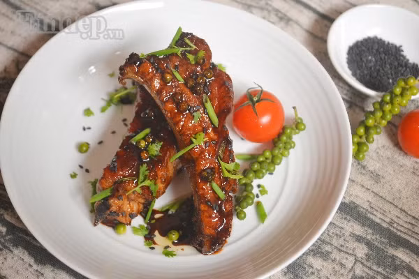 danh bay noi com voi mon suon non ap chao sot tieu xanh dam da kho cuong