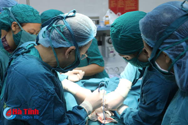 bac sy ha tinh quyen tien ho tro sau phau thuat cuu chau be nguoi lao