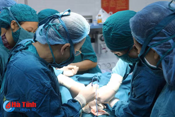 bac sy ha tinh quyen tien ho tro sau phau thuat cuu chau be nguoi lao