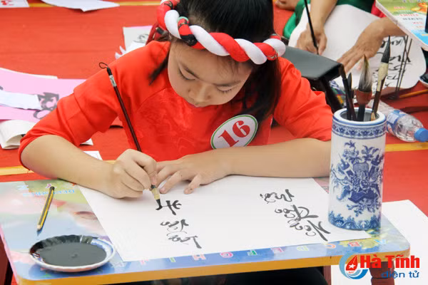 doc dao cuoc thi viet thu phap o ha tinh