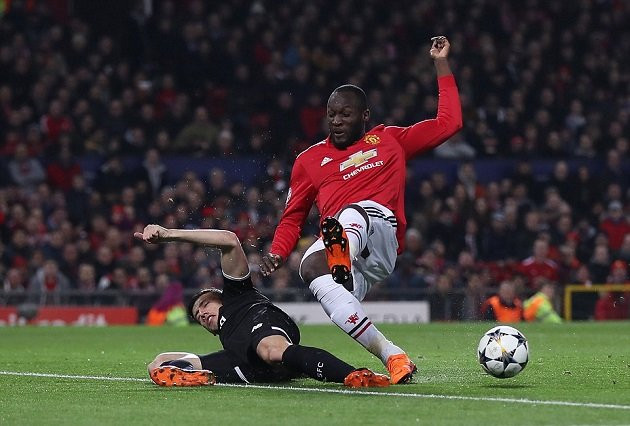 thua soc sevilla man utd ngam ngui chia tay giac mo champions league