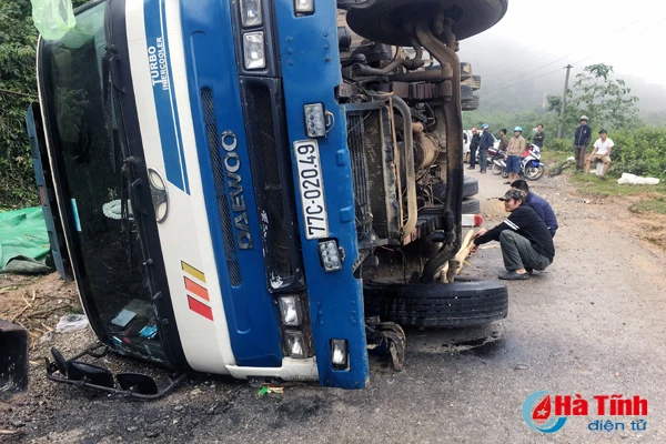 lat xe cho keo tram tai huong khe tai xe may man thoat nan