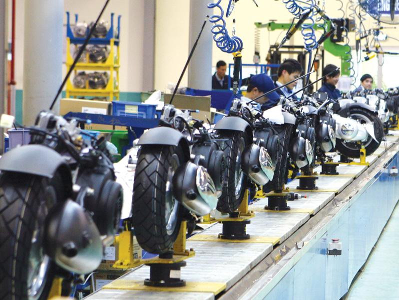 Hai tháng năm nay, Chỉ số Sản xuất công nghiệp đã tăng tới 15,2% so với cùng kỳ. Trong ảnh: Dây chuyền lắp ráp xe của Piaggio Việt Nam tại tỉnh Vĩnh Phúc kinh te quy i thuan da tang truong