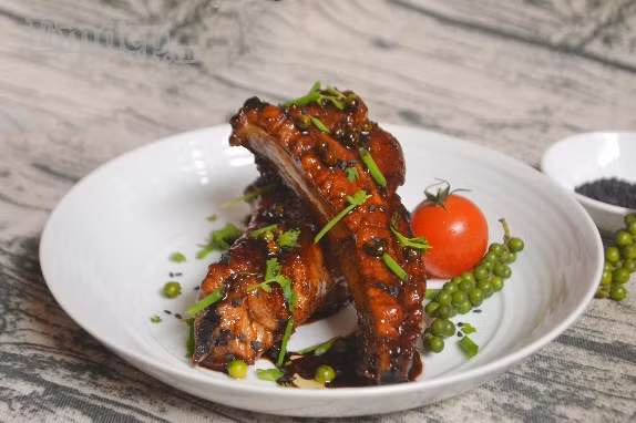 danh bay noi com voi mon suon non ap chao sot tieu xanh dam da kho cuong