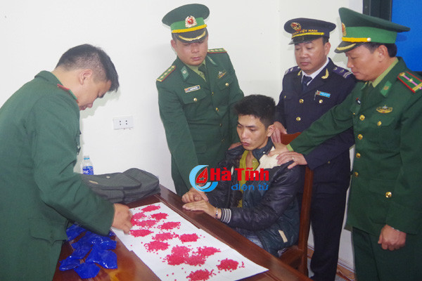 ha tinh bat doi tuong mang 3 200 vien hong phien tu lao qua cau treo