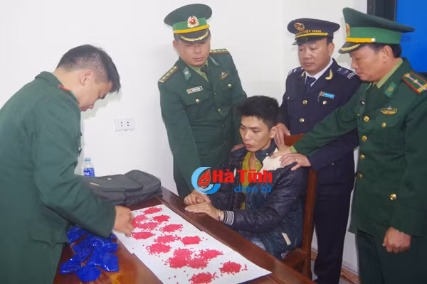 ha tinh bat doi tuong mang 3 200 vien hong phien tu lao qua cau treo