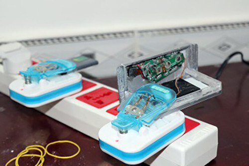 Thiết bị đọc trộm thông tin chủ thẻ ATM của nhóm trộm bị cảnh sát thu giữ. Ảnh: Công an cung cấp. thu doan cua nhom trom tien ty bang the atm gia o mien tay