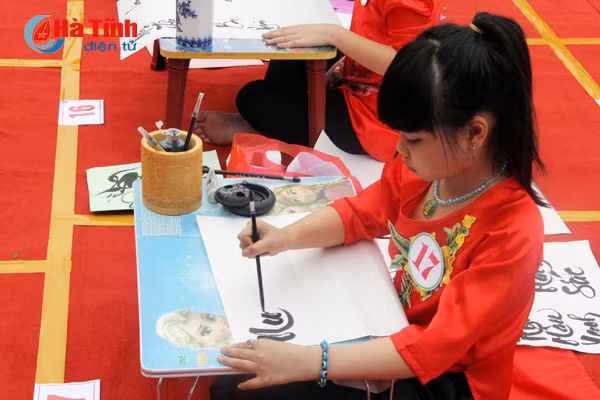 doc dao cuoc thi viet thu phap o ha tinh