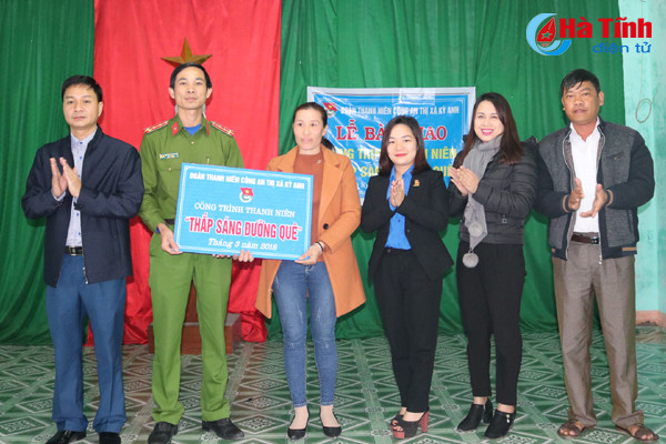 ban giao duong dien 1 500m cho ba con vung giao hai ha