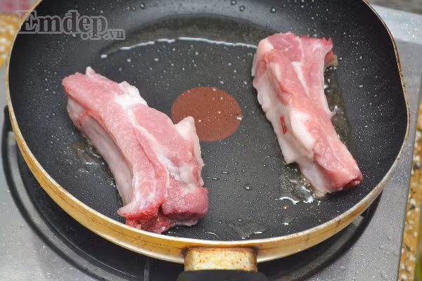 danh bay noi com voi mon suon non ap chao sot tieu xanh dam da kho cuong