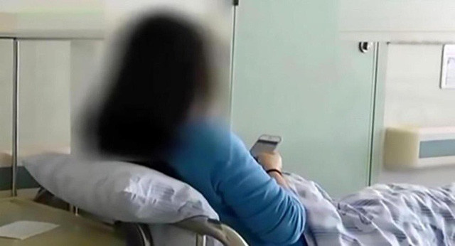 om dien thoai suot 20 gio lien mot nguoi phu nu bi tac mach mau nao