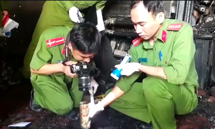 Qua công tác khám nghiệm hiện trường và hình ảnh trích xuất từ camera cho thấy, trước khi xảy ra vụ cháy, ông Quốc mang theo một bình nhựa và một bình khò lửa vào nhà ông Thăng. vu chay biet thu co da lat khien 5 nguoi chet la an mang