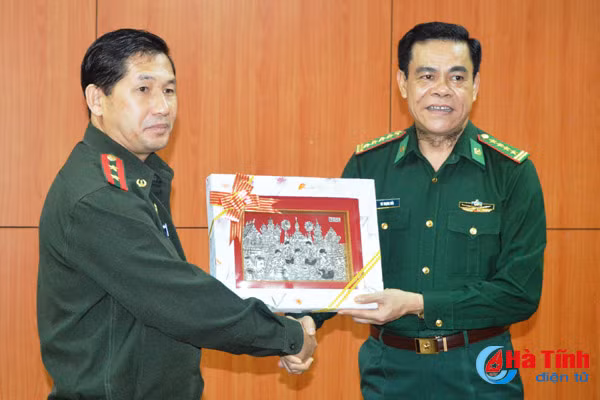 phoi hop chat che bao ve vung chac an ninh bien gioi viet lao