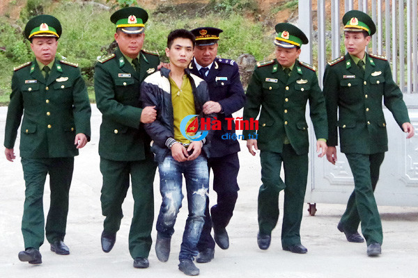 ha tinh bat doi tuong mang 3 200 vien hong phien tu lao qua cau treo