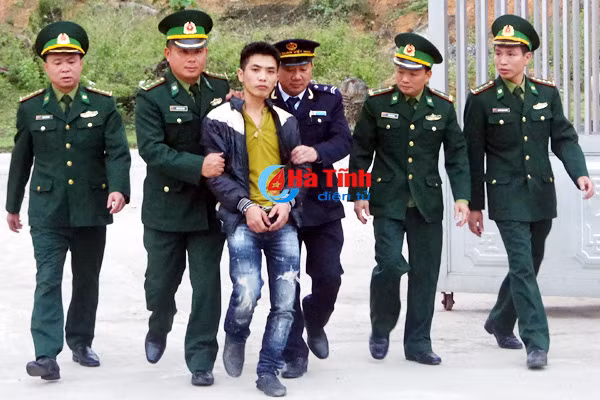 ha tinh bat doi tuong mang 3 200 vien hong phien tu lao qua cau treo