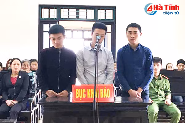 xu nhom con do uy hiep chu quan doi tien bao ke tai cam xuyen