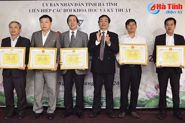 phat huy tri tue doi ngu tri thuc gop phan vao su phat trien cua ha tinh