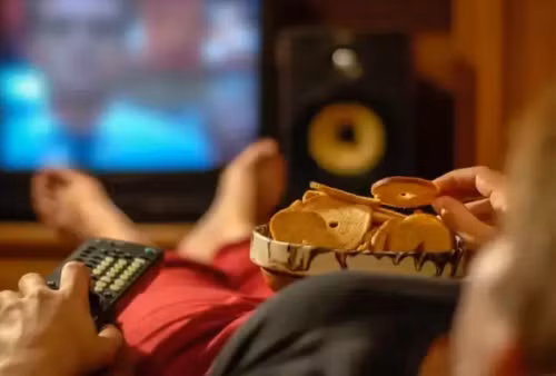 Lười vận động, ăn thực phẩm nhiều đường, thịt chế biến sẵn không tốt cho sức khỏe. Ảnh: E.T. 5 loi khuyen giup phai manh tranh ung thu