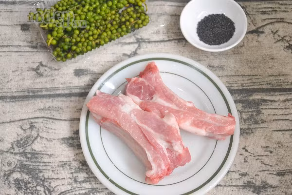 danh bay noi com voi mon suon non ap chao sot tieu xanh dam da kho cuong